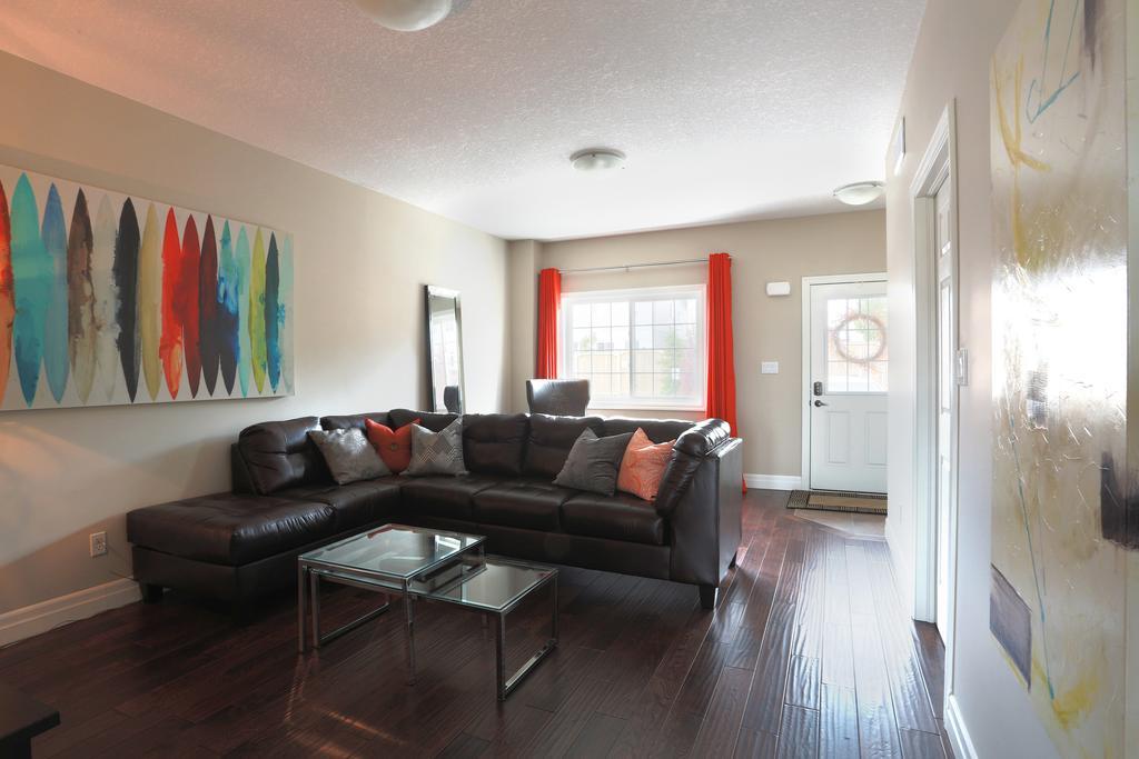 Boardwalk Homes - Executive Townhomes Китченер Номер фото
