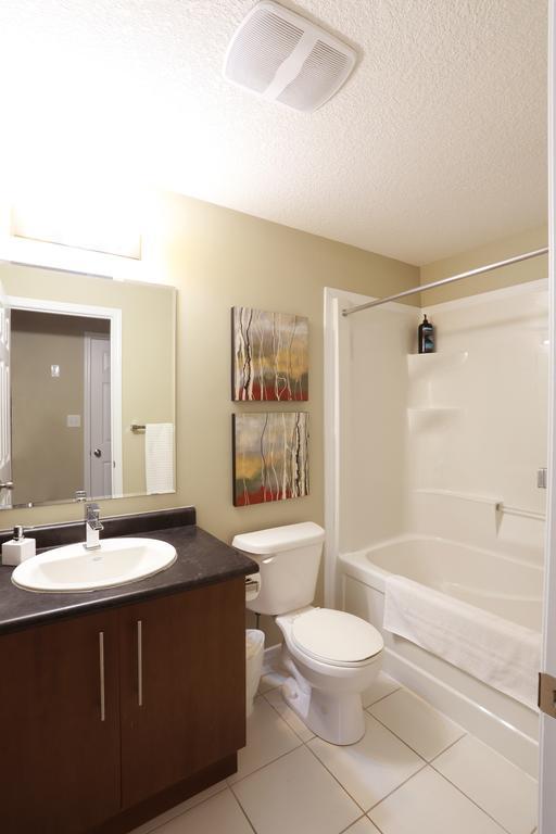 Boardwalk Homes - Executive Townhomes Китченер Номер фото