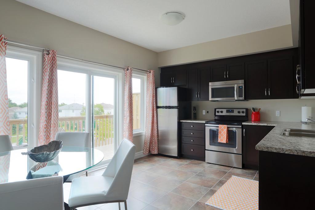 Boardwalk Homes - Executive Townhomes Китченер Номер фото