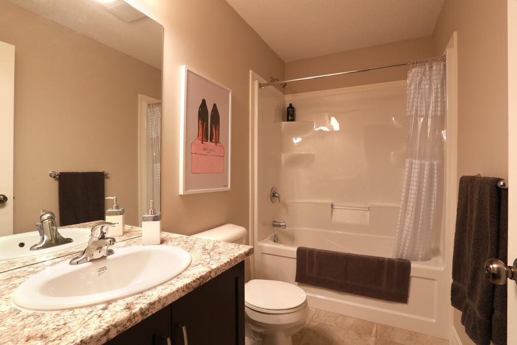 Boardwalk Homes - Executive Townhomes Китченер Номер фото